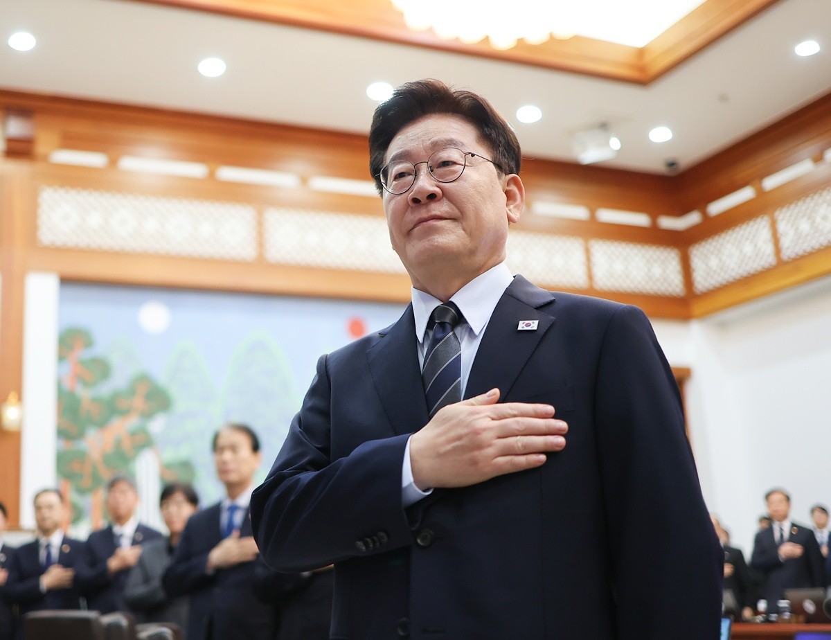 이재명 대통령이 청와대에서 열린 국무회의에서 국민의례를 하고 있다. 기사 이해를 돕기 위한 자료 사진 / 뉴스1