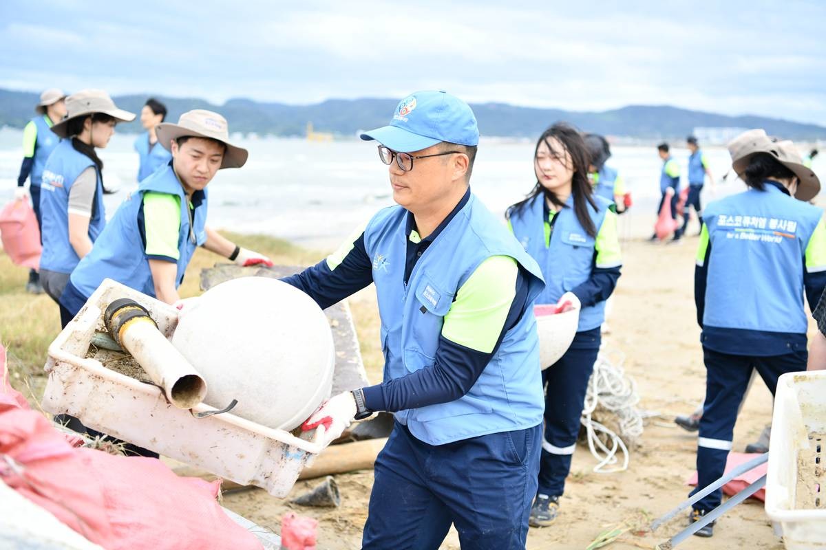 포스코퓨처엠 임직원들이 10일 포항 청림해변에서 해양쓰레기 수거 활동을 하고 있다./이하 포스코퓨처엠