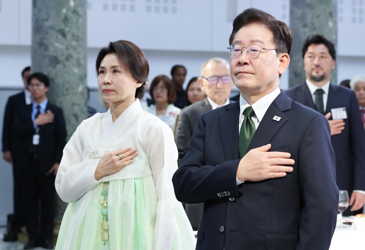 프랑스를 국빈 방문 중인 이재명 대통령과 김혜경 여사가 9일(현지시간) 파리 한 호텔에서 열린 동포 오찬간담회에서 국민의례를 하고 있다. / 뉴스1