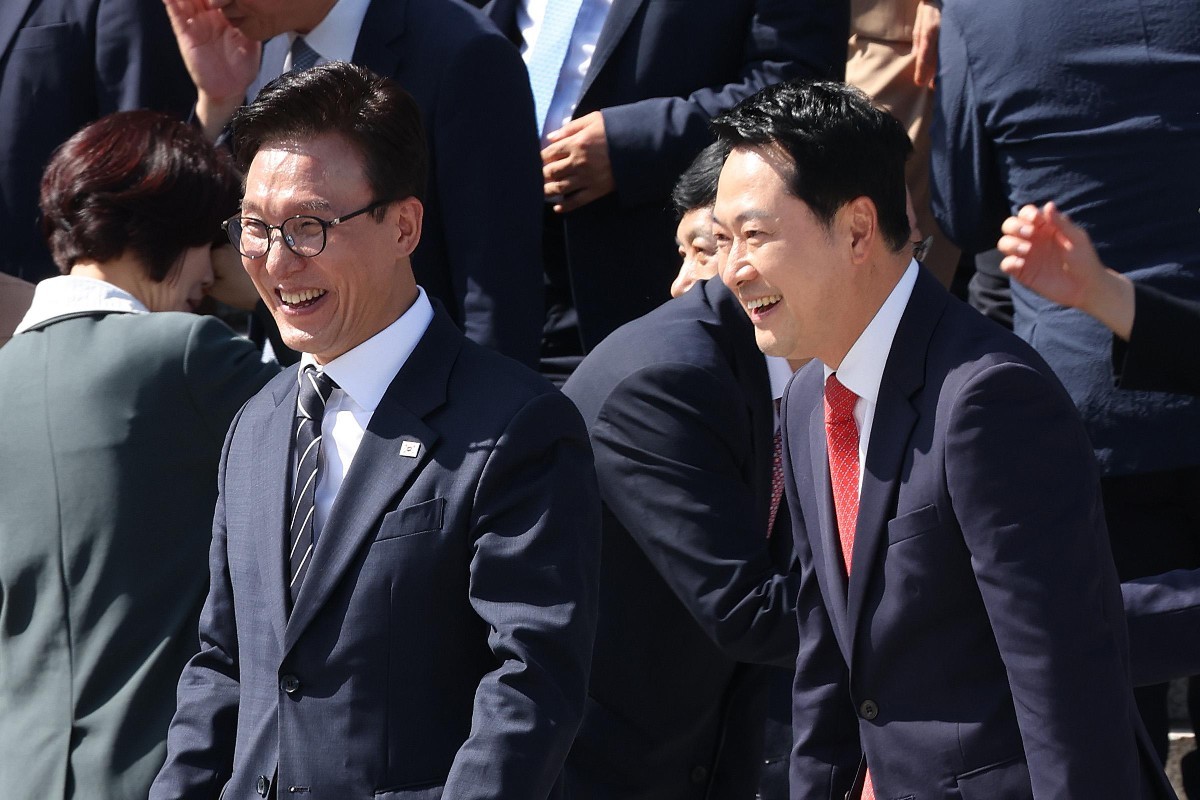김민석 더불어민주당 대표와 장동혁 국민의힘 대표가 3일 서울 여의도 국회 본청 계단에서 후반기 단체 기념 사진 촬영을 마친 후 대화하고 있다. / 뉴스1