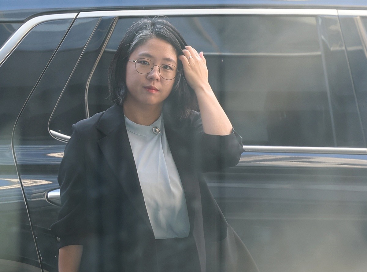 용혜인 성평등가족부 장관 후보자가 11일 오전 서울 서대문구 한국청소년활동진흥원에 마련된 인사청문회 준비 사무실로 출근하고 있다. 기사 이해를 돕기 위한 자료 사진. 더불어민주당은 용혜인 성평등가족부 장관 후보자의 거취 문제와 관련해 '지도부를 중심으로 당 내외의 평가와 의견을 비상하게 취합하고 있다'라고 밝혔다. 박성준 민주당 수석대변인은 11일 충북도청에서 열린 당 최고위 뒤 기자들과 만나 '청와대에 당 차원에서 의견을 전달할 계획이 있느냐?'라는 질문을 받고 '용혜인 후보자에 대해 국민의 눈높이에서 엄중히 바라보겠다'라며 이렇게 밝혔다. / 뉴스1