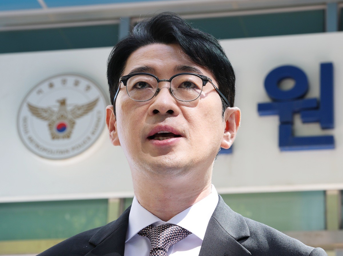 주진우 국민의힘 의원이 11일 서울 종로구 서울지방경찰청 민원실 앞에서 기본소득당 시·도당 허위 등록 및 정치자금 부정 지출 관련 용혜인 의원 등을 정당법·정치자금법 위반 혐의로 고발하며 취지를 설명하고 있다. 주 의원은 11일 서울지방경찰청 앞에서 기자회견을 열어 '용혜인과 기본소득당 등록·회계 담당자를 형사 고발한다'라고 밝혔다. 주 의원은 기본소득당의 지역 시·도당 사무실 상당수가 농장이나 개인 거주용 아파트 등에 등록된 점을 거론했다. 그러면서 '비료포대가 쌓인 농장과 이불이 널린 아파트에 주소만 올린 '페이퍼 시·도당'으로 (정당의) 법정 요건을 갖췄다고 우길 수는 없다'라고 지적했다. / 연합뉴스