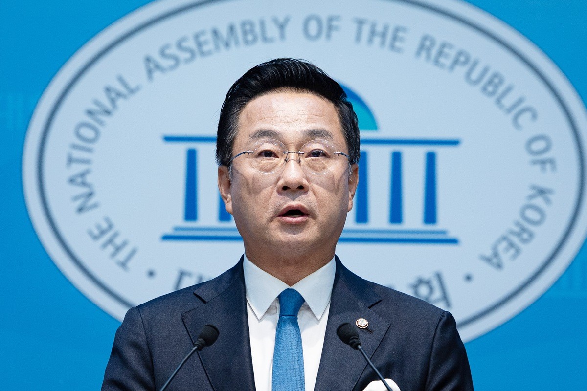 박성준 더불어민주당 수석대변인 모습. 기사 이해를 돕기 위한 자료 사진. 더불어민주당은 용혜인 성평등가족부 장관 후보자의 거취 문제와 관련해 '지도부를 중심으로 당 내외의 평가와 의견을 비상하게 취합하고 있다'라고 밝혔다. 박성준 민주당 수석대변인은 11일 충북도청에서 열린 당 최고위 뒤 기자들과 만나 '청와대에 당 차원에서 의견을 전달할 계획이 있느냐?'라는 질문을 받고 '용혜인 후보자에 대해 국민의 눈높이에서 엄중히 바라보겠다'라며 이렇게 밝혔다. / 뉴스1