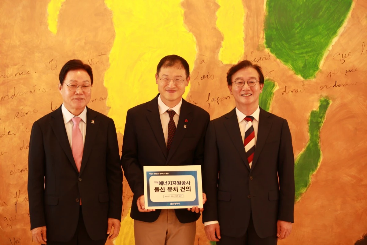 지난 8일 부산 해운대구 웨스틴조선부산에서 열린 '제4회 부울경 정책협의회'에 앞서 (가칭) '에너지자원공사 울산 유치 건의'를 하며 기념 촬영하고 있다. (왼쪽부터) 박완수 경남도지사, 김상욱 울산시장, 전재수 부산시장. / 뉴스1