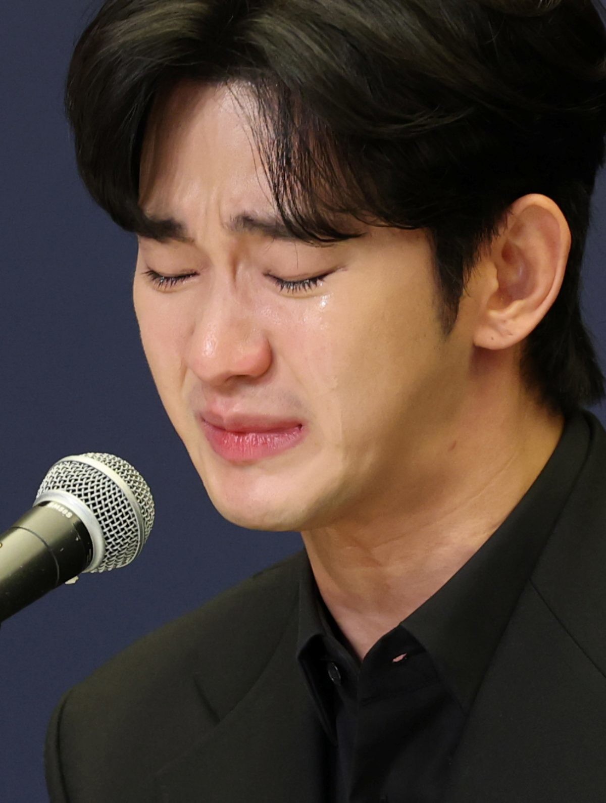 배우 김수현이 2025년 3월 31일 오후 서울 마포구 스탠포트호텔에서 긴급 기자회견을 열고 고(故) 김새론이 미성년자일 때부터 교제했다는 의혹을 비롯한 각종 논란에 대해 입장을 밝혔던 모습. / 뉴스1