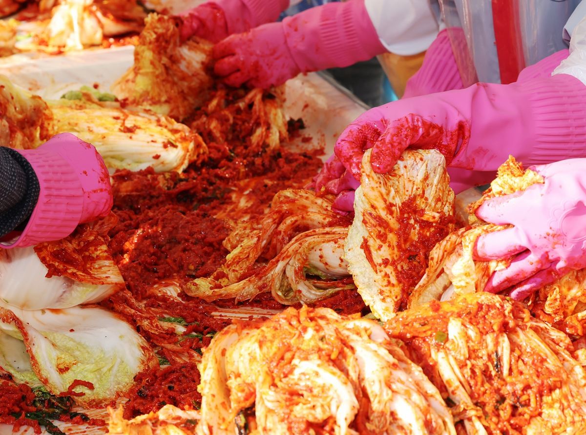 김장하는 모습. 기사 이해를 돕기 위한 자료 사진. 맛있는 김장김치를 만드는 데는 배추 절임과 젓갈, 고춧가루, 마늘, 무 등 모든 재료의 균형이 중요하다. 그중에서도 육수는 눈에 잘 드러나지 않으면서 김치 전체의 맛을 연결하는 바탕이 된다. 멸치와 다시마, 무, 양파, 대파 등을 이용해 맑고 깔끔하게 육수를 우려내고 이를 충분히 식혀 찹쌀풀과 양념에 활용하면 김치의 감칠맛과 깊이가 한층 살아난다. 김장김치의 맛을 제대로 살리고 싶다면 양념을 만들기 전에 육수부터 정성스럽게 준비하는 것이 중요하다. / 연합뉴스