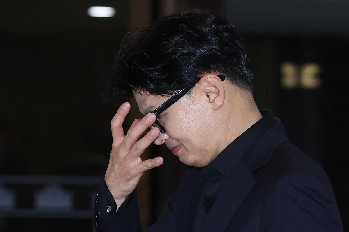 한동훈 무소속 의원이 11일 서울 여의도 국회에서 총리실 직원의 사찰 논란과 관련한 취재진의 질문에 답변하며 안경을 고쳐 쓰고 있다. / 뉴스1