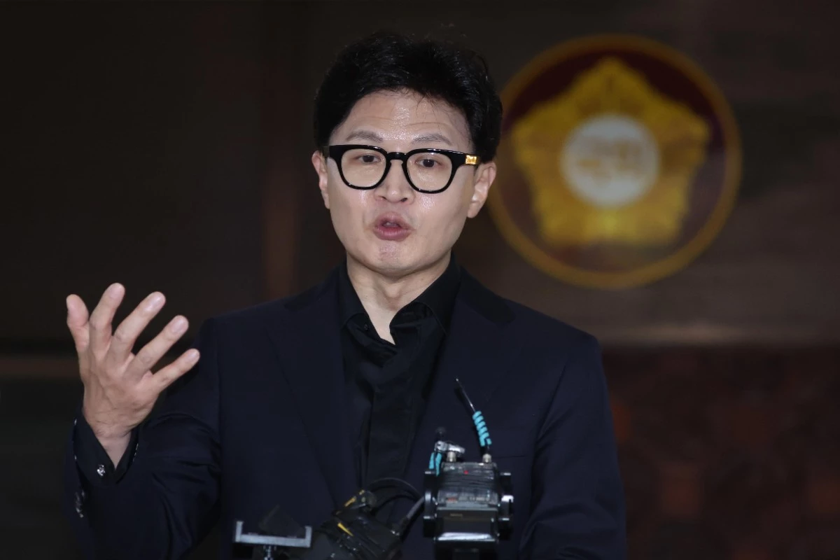 한동훈 무소속 의원이 11일 서울 여의도 국회에서 총리실 직원의 사찰 논란과 관련한 취재진의 질문에 답변하고 있다. / 뉴스1