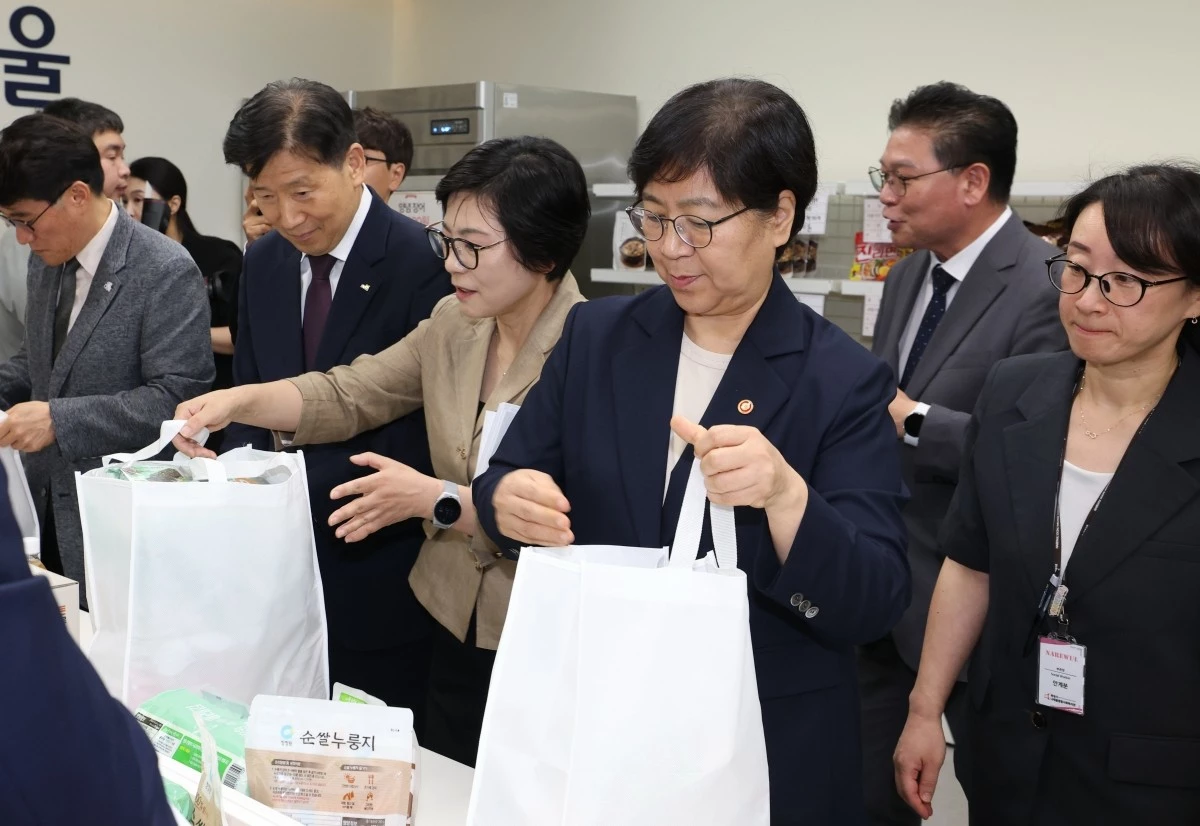 정은경 보건복지부 장관이 지난 7월 20일 경기 화성시 동탄구 나래울종합사회복지관에서 열린 '그냥드림-상공회의소 협업 행사'에서 취약계층에게 전달할 물품을 포장하고 있다. / 뉴스1