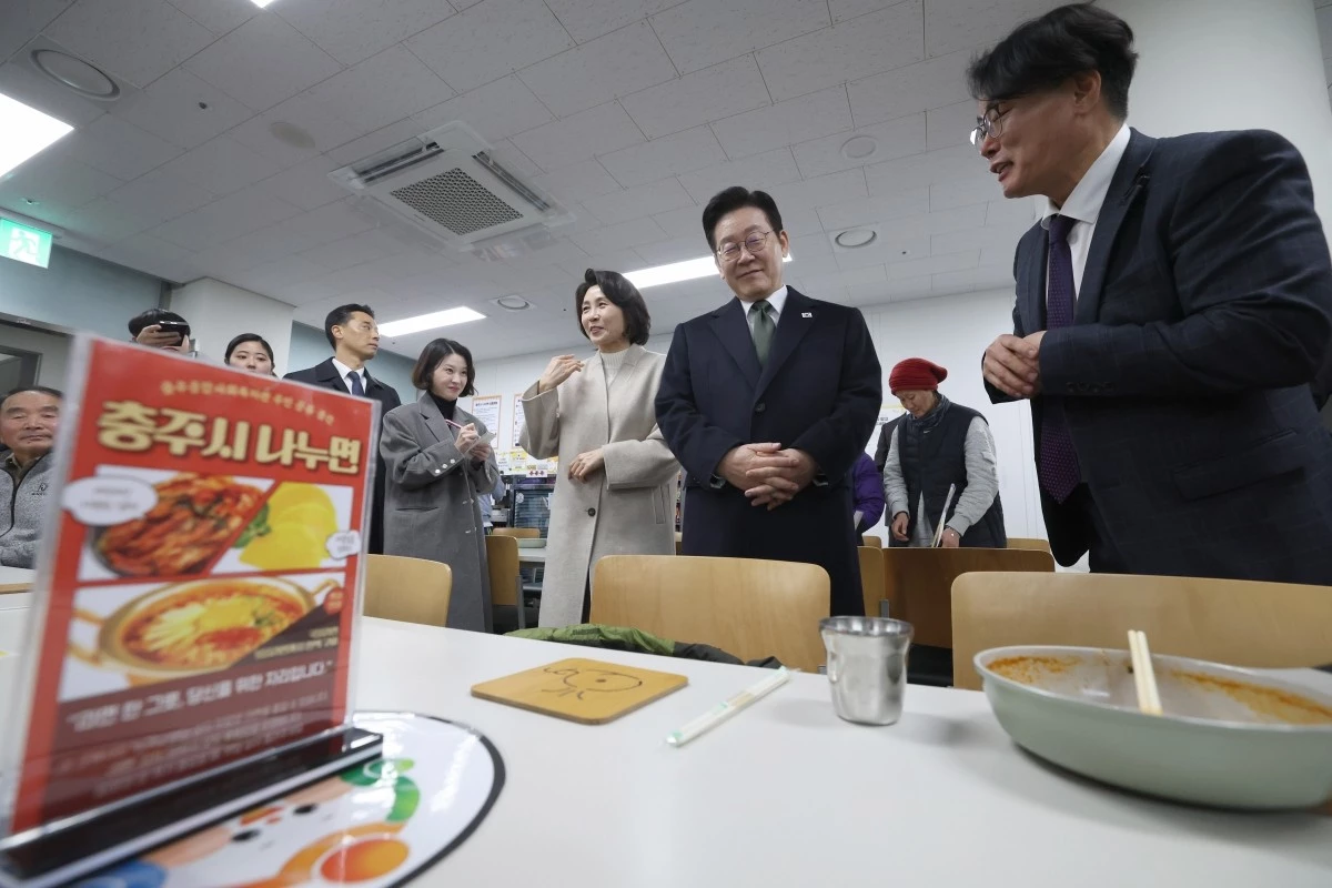 이재명 대통령과 김혜경 여사가 지난 2월 11일 충북 충주시 건강복지타운 먹거리 그냥드림 나누면 코너를 방문해 관계자의 설명을 듣고 있다. 복지관 자체사업으로 운영 중인 ‘나누면’은 취약계층이 무료로 라면을 먹을 수 있는 코너이다. / 청와대통신사진기자단-뉴스1