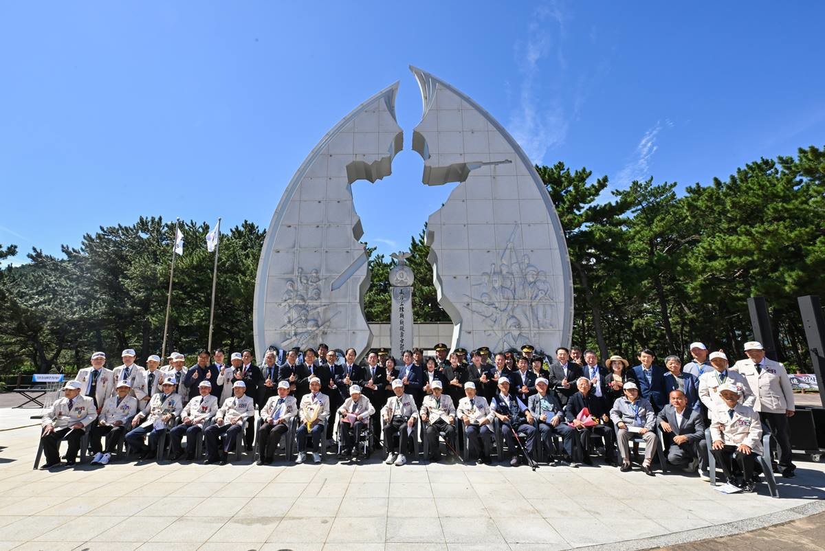 ‘2026년 장사상륙작전 전승기념식’ 참석자들이 장사상륙작전전승기념탑 앞에서 기념촬영을 하고 있다.