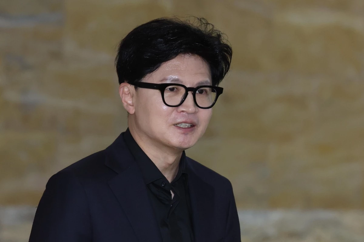 한동훈 무소속 의원이 11일 서울 여의도 국회에서 총리실 직원의 사찰 논란과 관련한 취재진의 질문에 답변하고 있다. / 뉴스1
