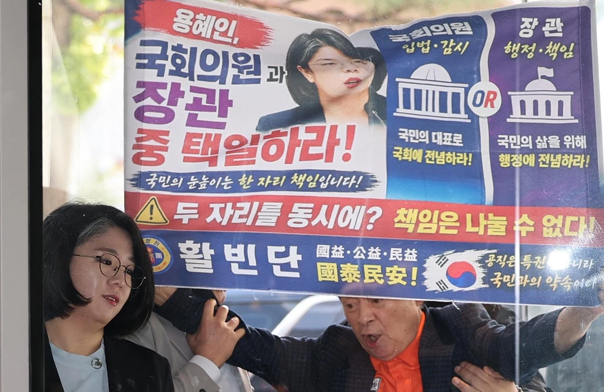 용혜인 성평등가족부 장관 후보자가 11일 오전 서울 서대문구 한국청소년활동진흥원에 마련된 인사청문회 준비 사무실로 출근하며 시민단체 관계자의 항의를 받고 있다. / 뉴스1