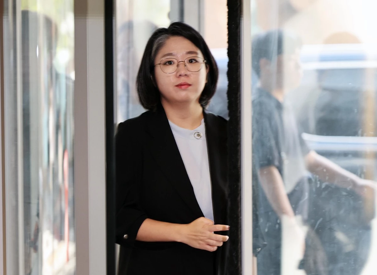 용혜인 성평등가족부 장관 후보자가 11일 오전 서울 서대문구 한국청소년활동진흥원에 마련된 인사청문회 준비 사무실로 출근하고 있다. / 뉴스1