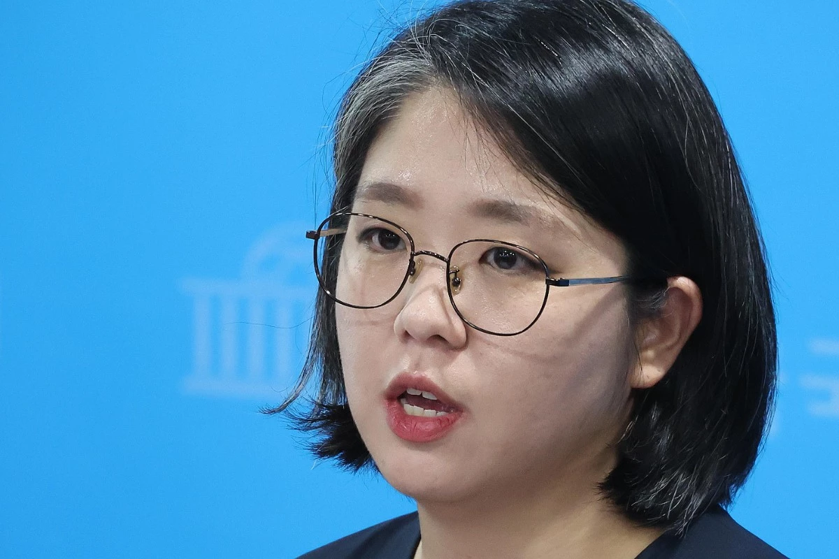 용혜인 성평등가족부 장관 후보자가 10일 서울 여의도 국회 소통관에서 입장 발표 기자회견에서 취재진의 질의에 답변하고 있다. / 뉴스1