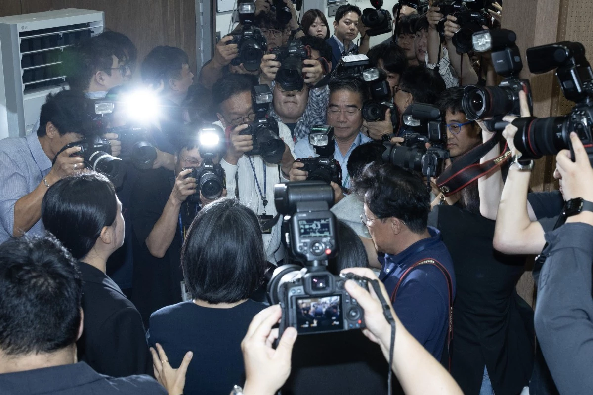 용혜인 성평등가족부 장관 후보자가 10일 서울 여의도 국회 소통관에서 입장 발표 기자회견에서 취재진의 질의에 답변하고 있다. / 뉴스1