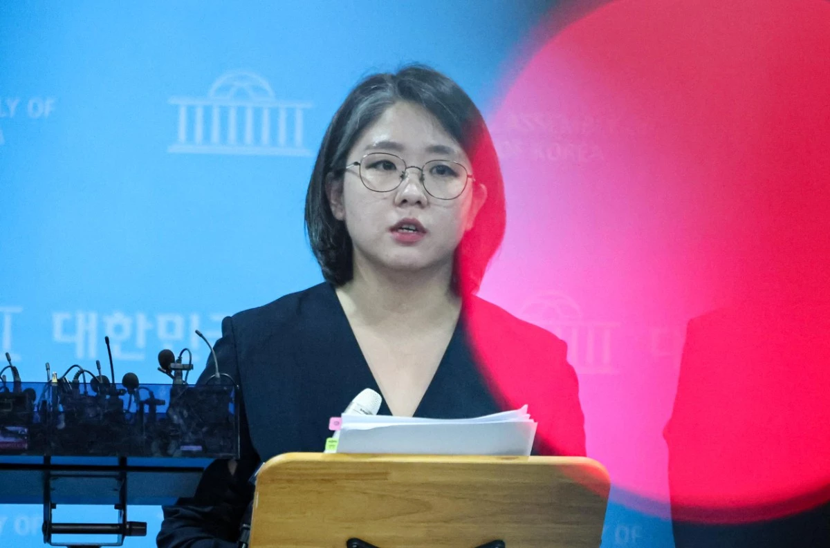 용혜인 성평등가족부 장관 후보자가 10일 서울 여의도 국회 소통관에서 입장 발표 기자회견에서 취재진의 질의에 답변하고 있다. / 뉴스1