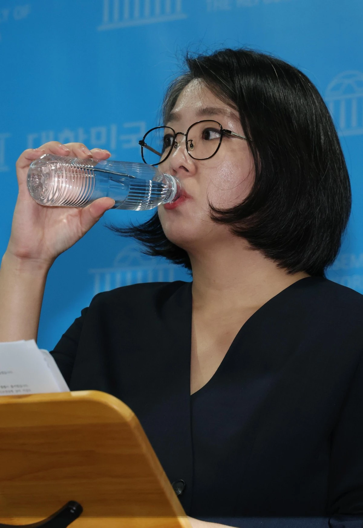 용혜인 성평등가족부 장관 후보자가 10일 국회 소통관에서 입장 발표 기자회견을 마치고 취재진의 질문을 받기 전 물을 마시고 있다. / 뉴스1