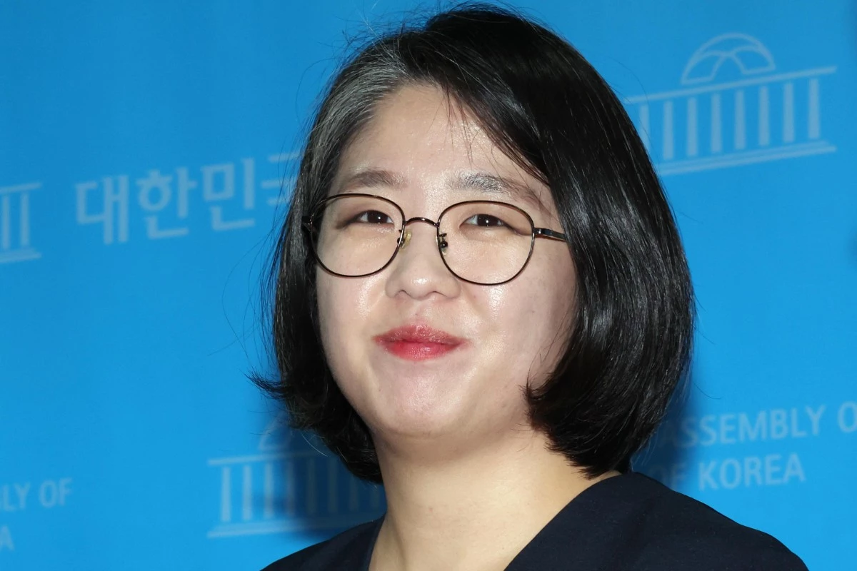 용혜인 성평등가족부 장관 후보자가 10일 국회 소통관에서 입장 발표 기자회견을 마치고 취재진의 질문을 받기 전 미소를 보이고 있다. / 뉴스1