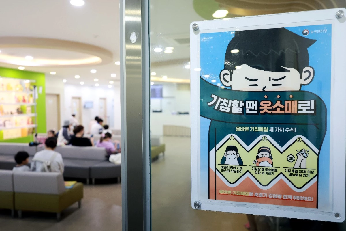 11일 질병관리청이 ‘인플루엔자 유행주의보’를 발령한다고 밝혔다. 의원급 의료기관 표본감시 결과 올해 36주차인 지난 8월 30일부터 9월 5일까지 외래환자 1000명당 인플루엔자 의사환자는 25.3명으로 집계됐다. 이번 절기 유행기준인 12.9명의 약 2배에 해당하며 지난해 같은 기간 6.6명과 비교하면 약 3.8배 높은 수준이다. 사진은 이날 서울 시내의 한 어린이 전문병원의 모습. / 뉴스1