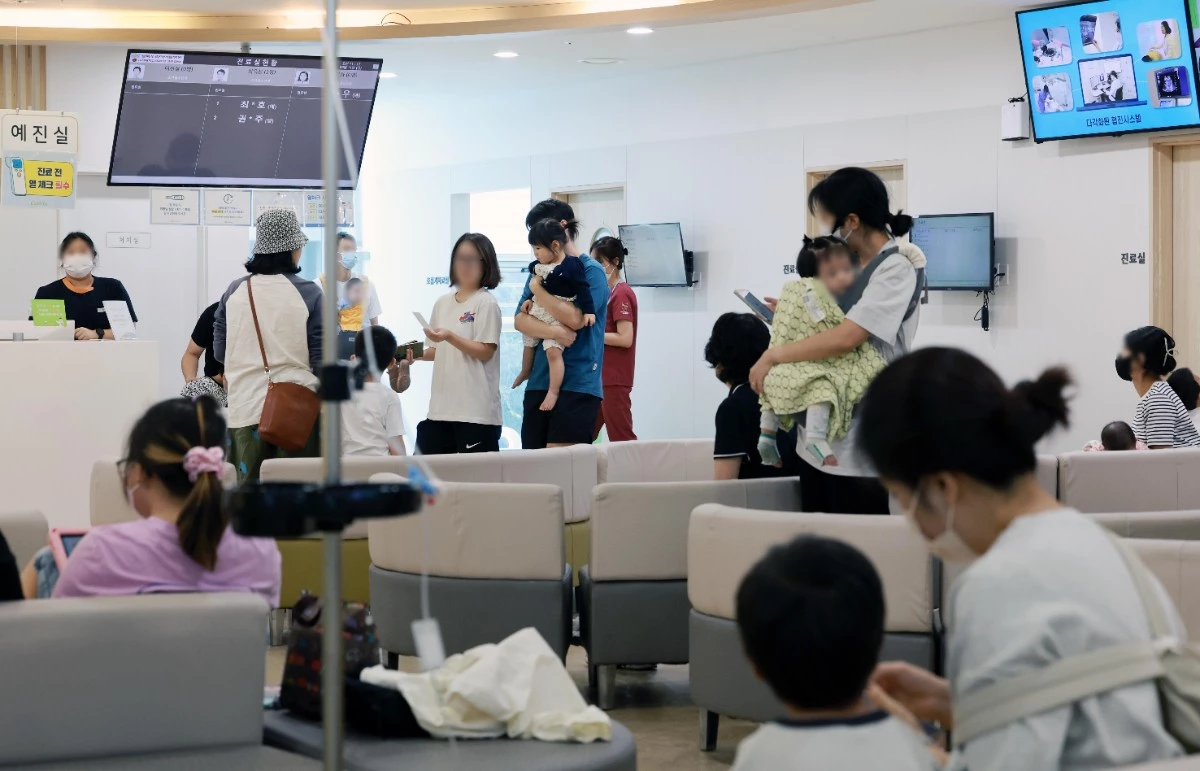11일 질병관리청이 ‘인플루엔자 유행주의보’를 발령한다고 밝혔다. 의원급 의료기관 표본감시 결과 올해 36주차인 지난 8월 30일부터 9월 5일까지 외래환자 1000명당 인플루엔자 의사환자는 25.3명으로 집계됐다. 이번 절기 유행기준인 12.9명의 약 2배에 해당하며 지난해 같은 기간 6.6명과 비교하면 약 3.8배 높은 수준이다. 사진은 이날 서울 시내의 한 어린이 전문병원의 모습. / 뉴스1