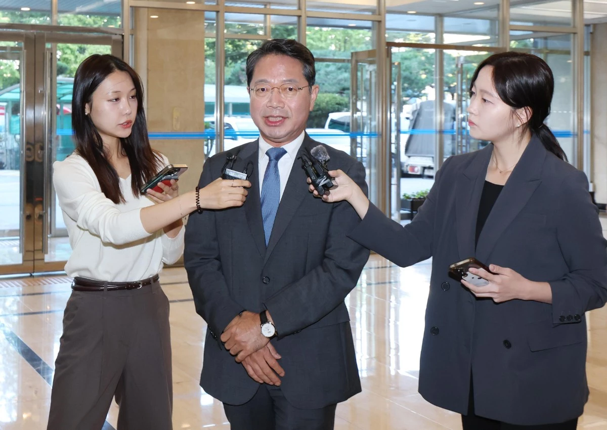 김승원 법무부 장관 후보가 11일 오전 서울 종로구 적선현대빌딩에 마련된 인사청문회 준비 사무실로 출근, 이명 대통령 이름이 새겨진 손목시계를 착용한 채로 취재진 질의에 답변하고 있다.  / 뉴스1