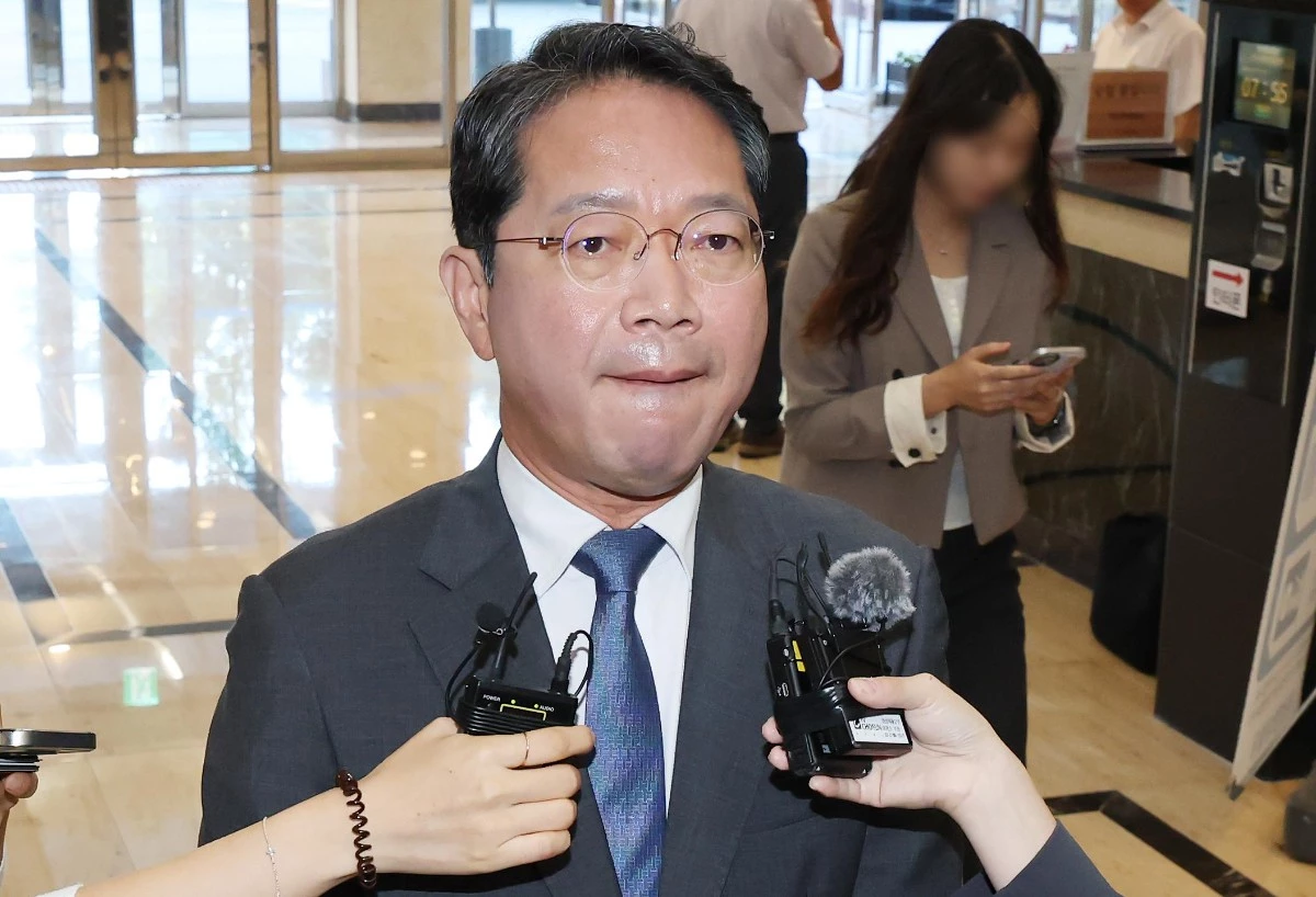 김승원 법무부 장관 후보가 11일 오전 서울 종로구 적선현대빌딩에 마련된 인사청문회 준비 사무실로 출근하며 취재진 질의에 답변하고 있다. / 뉴스1