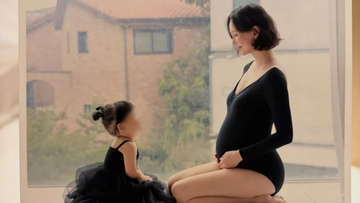 배우 이유영의 둘째 딸 출산 소식이 전해졌다. 소속사 측은 '이유영 배우가 이달 둘째 딸 아이를 출산했다'며 '현재 산모와 아이 모두 건강한 상태'라고 밝혔다. 이어 '가족들의 따뜻한 보살핌과 축복 속에서 안정을 취하고 있다'며 '많은 축하와 응원 부탁드린다'고 덧붙였다. 사진은 이유영이 SNS에서 공개한 만삭 화보 자료사진. / 이유영 인스타그램