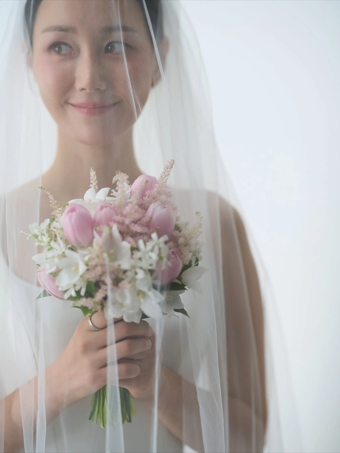 이유영이 SNS에서 공개한 웨딩 화보 사진. 이유영은 2023년 2월 비연예인 남자친구와의 교제 사실을 공개하며 열애를 알렸다. 이후 2024년 5월 혼인신고를 마치고 법적 부부가 됐으며, 같은 해 7월 결혼과 임신 소식을 동시에 발표해 축하를 받았다. / 이유영 인스타그램