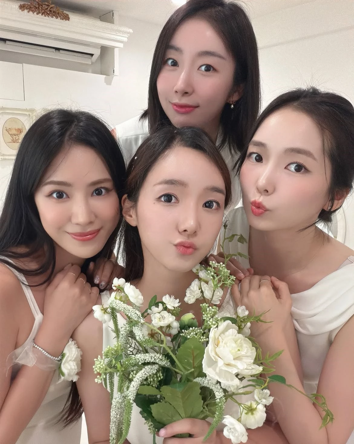 지난 8월 스텔라 멤버들이 민희를 위해 브라이덜샤워를 준비한 모습이 공개됐다. 스텔라는 2011년 데뷔한 4인조 걸그룹이다. 그룹은 2012년 멤버 교체를 거쳤으며 민희는 당시 팀에 합류하며 활동을 시작했다. 그룹은 2014년 발표한 '마리오네트'를 기점으로 섹시 콘셉트로 대중들에게 인상을 남겼다. 다만 2018년 소속사와 전속 계약을 만료하며 그룹은 해체했다. / 민희 인스타그램