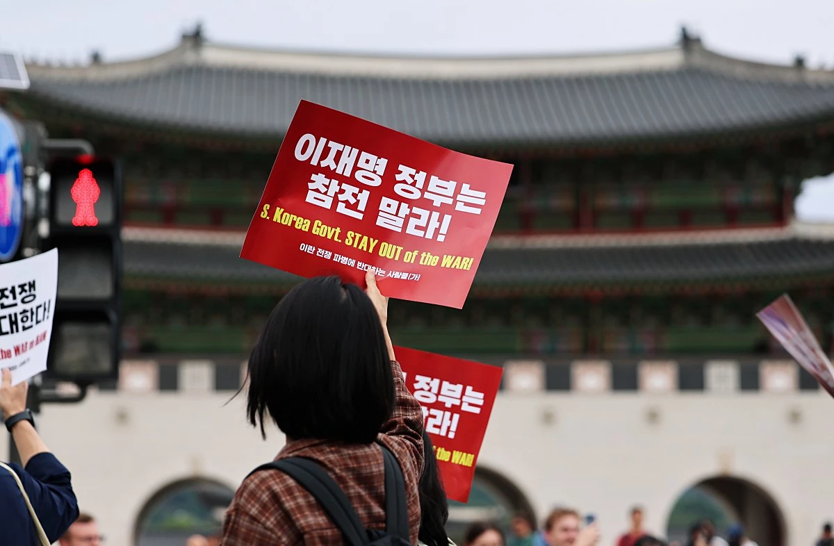 서울 종로구 경복궁 앞에서 '이란 전쟁 파병 반대, 이재명 정부는 참전 말라’ 집회 참가자들이 청와대 방향으로 행진하며 파병 반대 구호를 외치고 있다. 2026.9.12. / 뉴스1