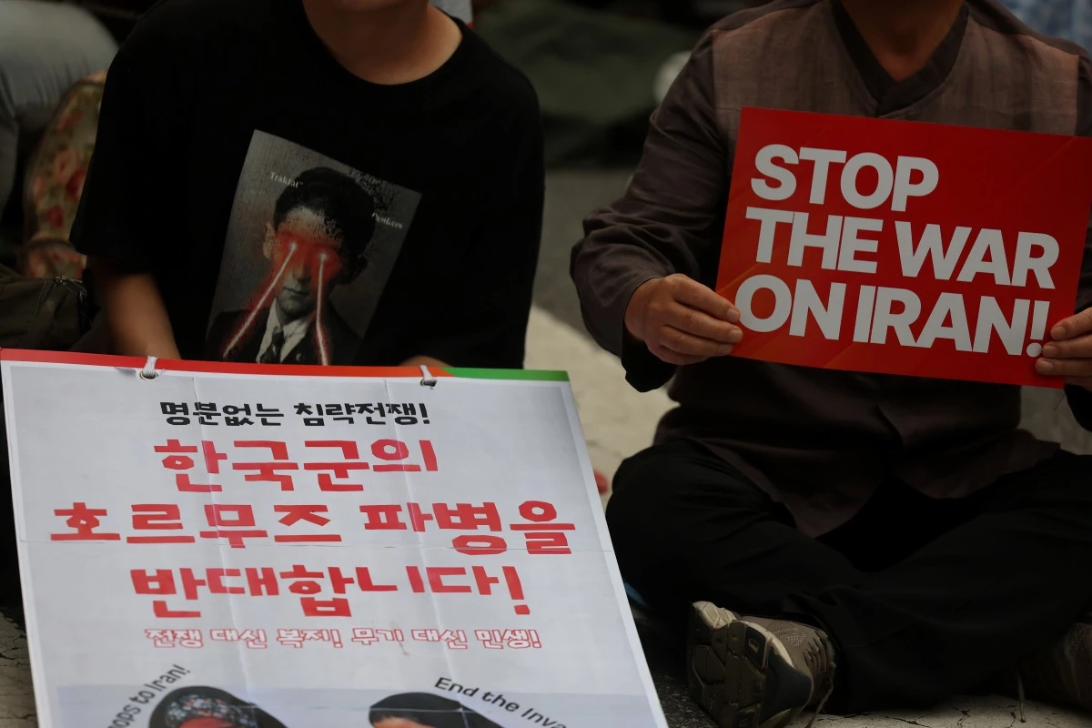 서울 종로구 거리에서 열린 '호르무즈 파병 반대 시민대행진' 참가자들이 행진에 앞서 손팻말을 들고 있다. 2026.9.12. / 연합뉴스