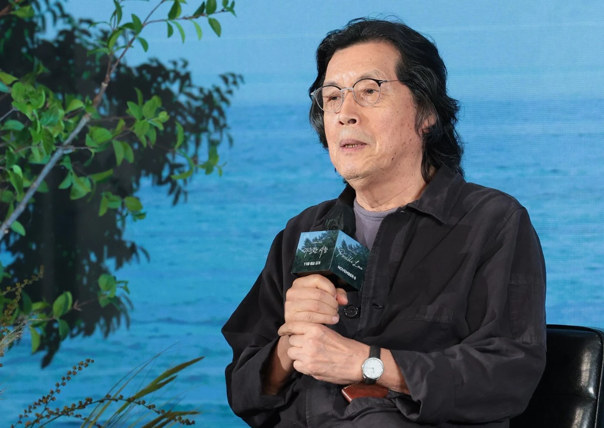 이창동 감독이 8월 25일 서울 마포구 호텔 나루 서울 엠갤러리에서 열린 넷플릭스 영화 ‘가능한 사랑’ 제작보고회에 참석해 인사말을 하고 있다. ‘가능한 사랑’은 해고 노동자와 그의 아내 그리고 다큐멘터리 감독과 그녀의 남편, 두 부부가 다큐멘터리 제작을 위해 만나 서로 다른 삶과 숨은 욕망을 마주하는 이야기를 그린 작품이다. / 뉴스1