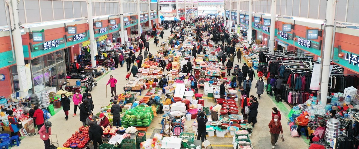 함평군은 다가오는 추석 명절을 맞이하여 지역 경제의 든든한 버팀목인 전통시장 이용을 적극적으로 장려하고, 침체된 지역 내 소비를 대폭 촉진하기 위해 ‘함평천지전통시장 온누리상품권 환급행사’를 전격적으로 추진한다. / 함평군