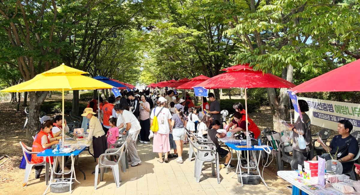광산구자원봉사센터(이사장 박병기)는 지난 12일 광산구 첨단 쌍암공원 일대에서 지역 주민과 자원봉사자가 한데 어우러지는 「제3차 자원봉사 박람회」를 성황리에 개최했다. / 광산구자원봉사센터