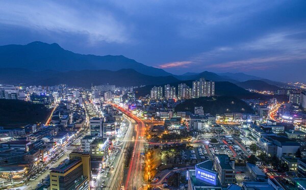 경북 구미시가 2027년도 정부예산안에 2,700억 원 규모를 반영시키며 역대 최대 성과를 거뒀다. 사진은 구미시가지 야경/구미시
