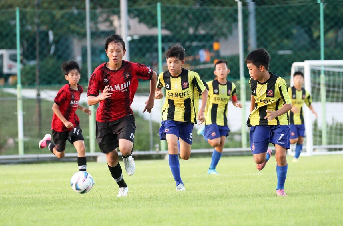 ‘2026 화랑대기 전국 유소년 축구대회’에 참가한 선수들이 경주에서 열린 경기에서 열전을 펼치고 있다/경주시