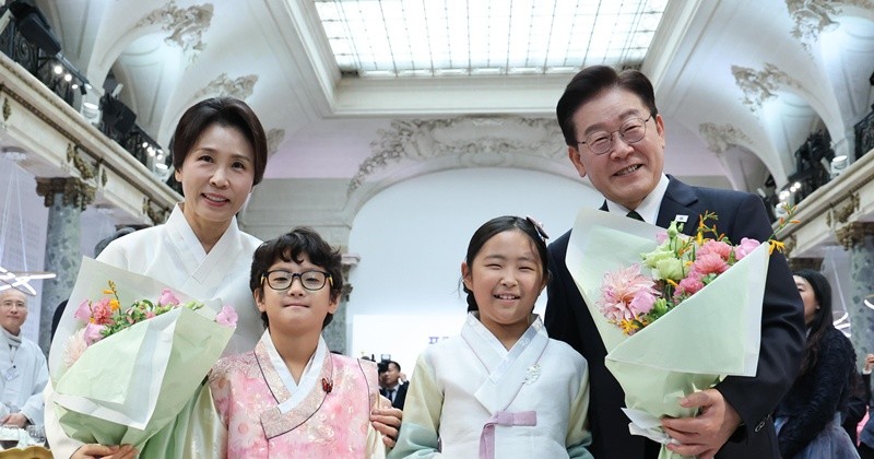 프랑스 동포들과 만남을 가진 이재명 대통령과 김혜경 여사 / 뉴스1