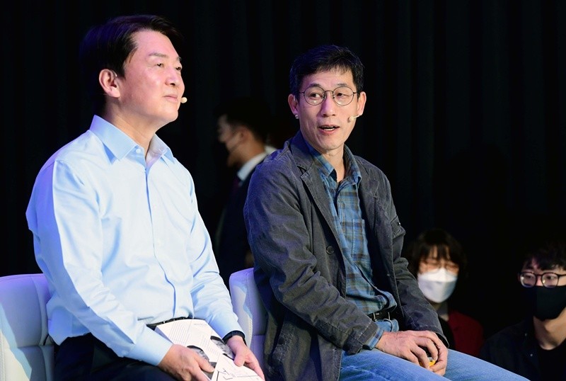 과거 안철수 국민의힘 의원과 북콘서트를 열었을 때 진중권 교수 / 뉴스1