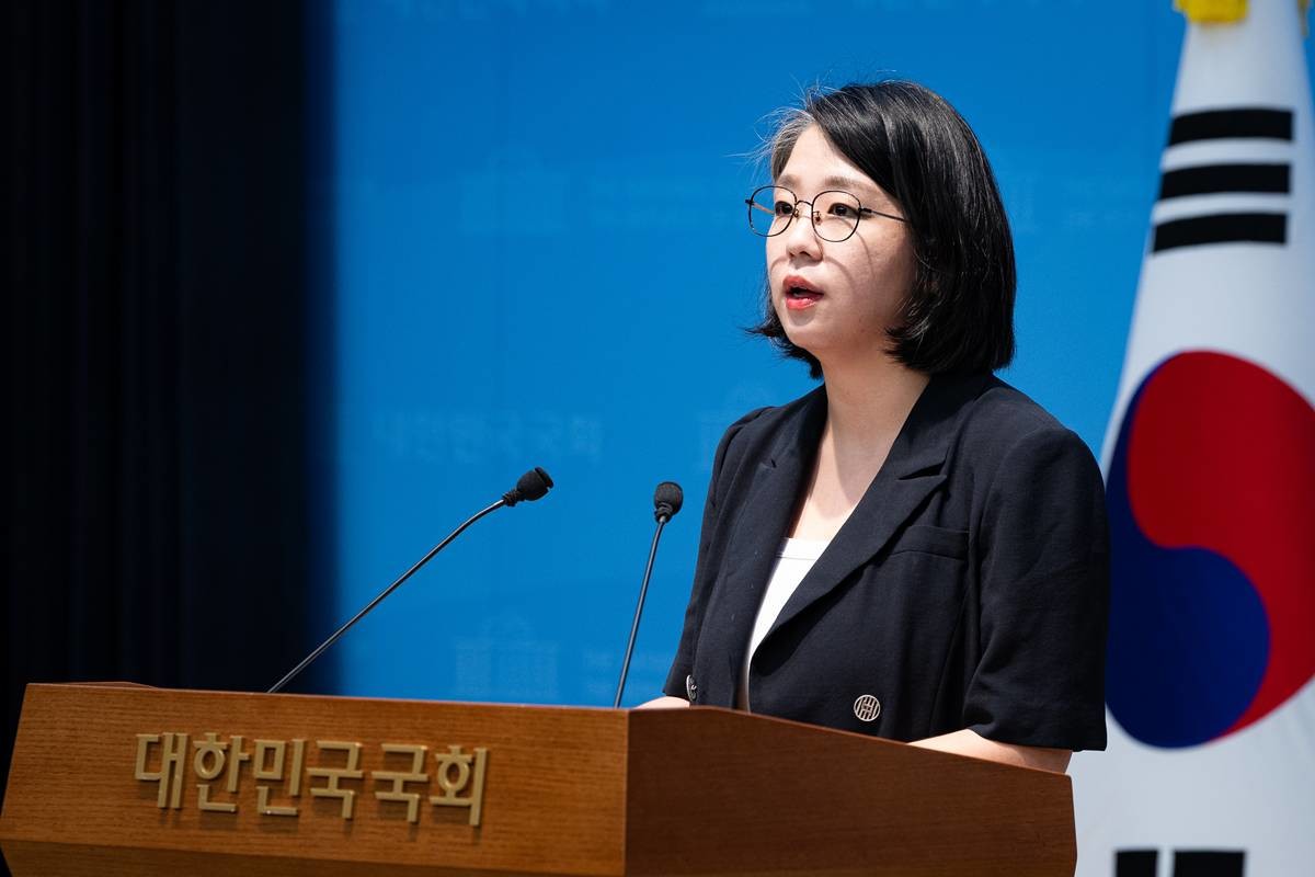 용혜인 성평등가족부 장관 후보자가 13일 서울 여의도 국회 소통관에서 장관 후보직 사퇴 기자회견을 하고 있다 / 뉴스1