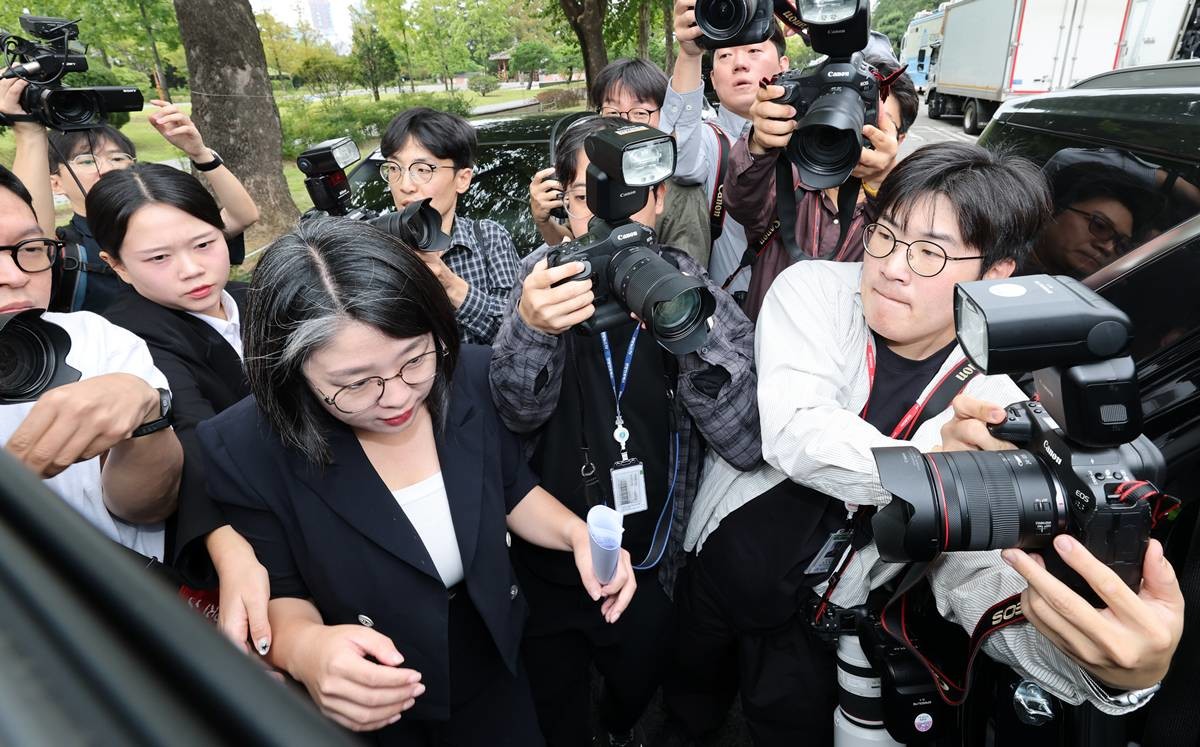 용혜인 성평등가족부 장관 후보자가 13일 서울 여의도 국회 소통관에서 사퇴 발표 기자회견을 마친 후 나서 차량에 오르고 있다 / 뉴스1
