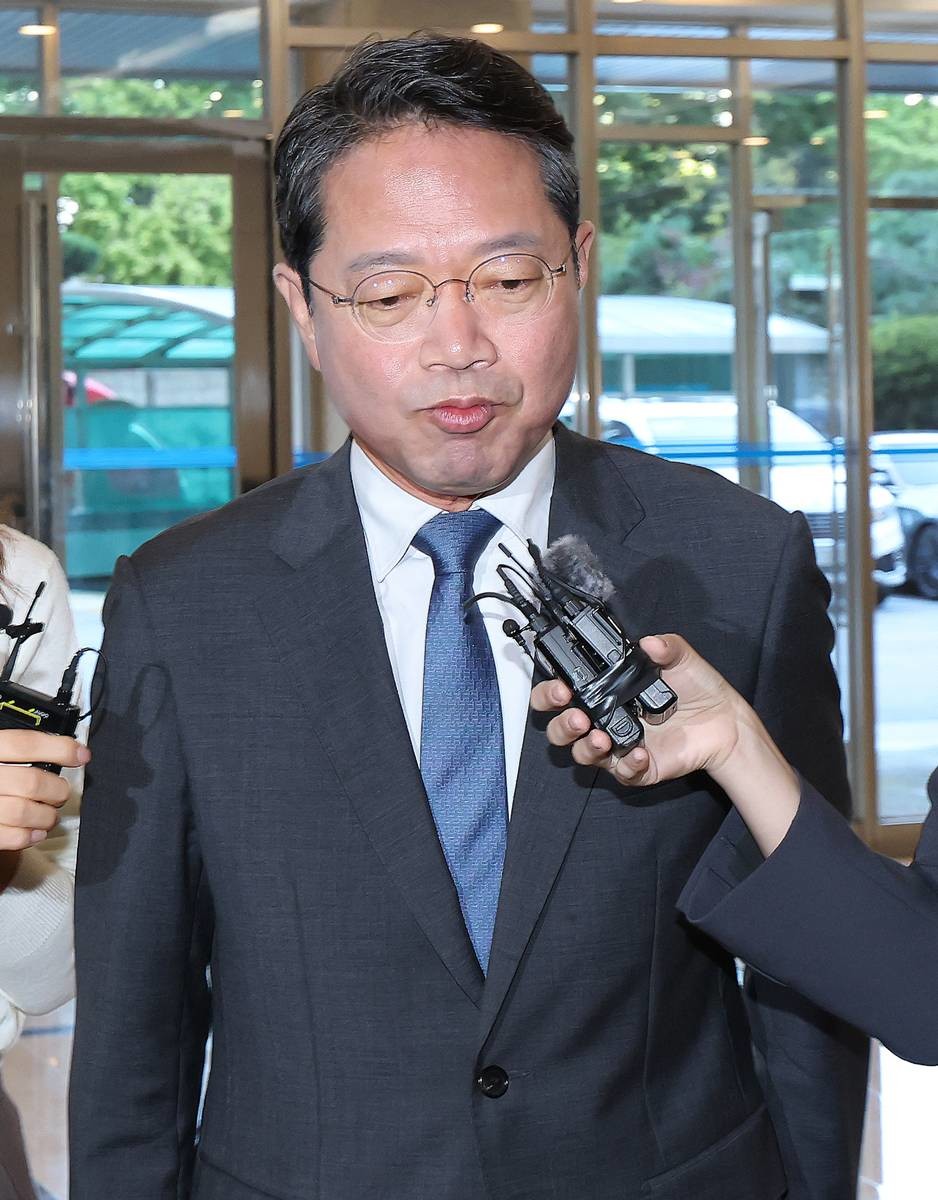 김승원 법무부 장관 후보가 지난 11일 오전 서울 종로구 적선현대빌딩에 마련된 인사청문회 준비 사무실로 출근하고 있다 / 뉴스1