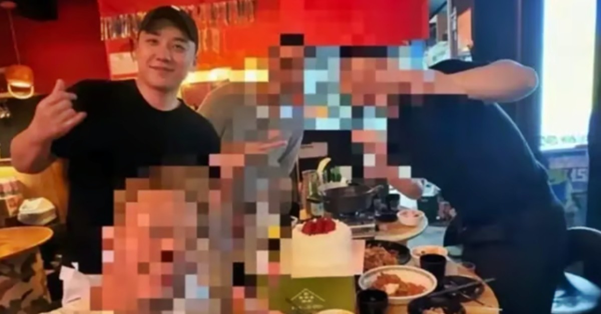 지인들과 카메라를 향해 포즈를 취하고 있는 빅뱅 출신 승리 / SNS, 온라인 커뮤니티