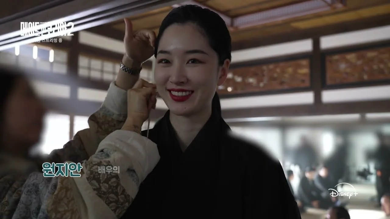 드라마 '메이드 인 코리아2' 비하인드 영상 화면 (영상=디즈니 플러스 코리아)