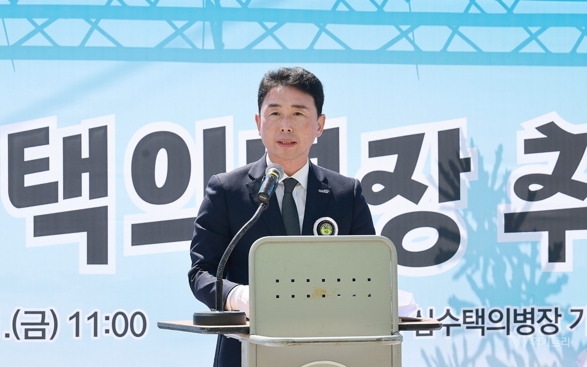이남오 함평군수가 추모사를 하고 있다. / 함평군