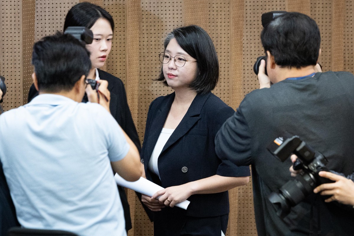 용혜인 성평등가족부 장관 후보자가 13일 서울 여의도 국회 소통관에서 장관 후보직 사퇴 기자회견을 마친 후 이동하고 있다. / 뉴스1