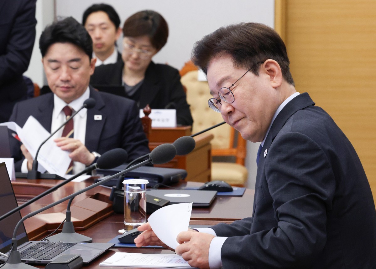 이재명 대통령이 11일 청와대에서 열린 수석보좌관회의에서 자료를 보고 있다. / 뉴스1