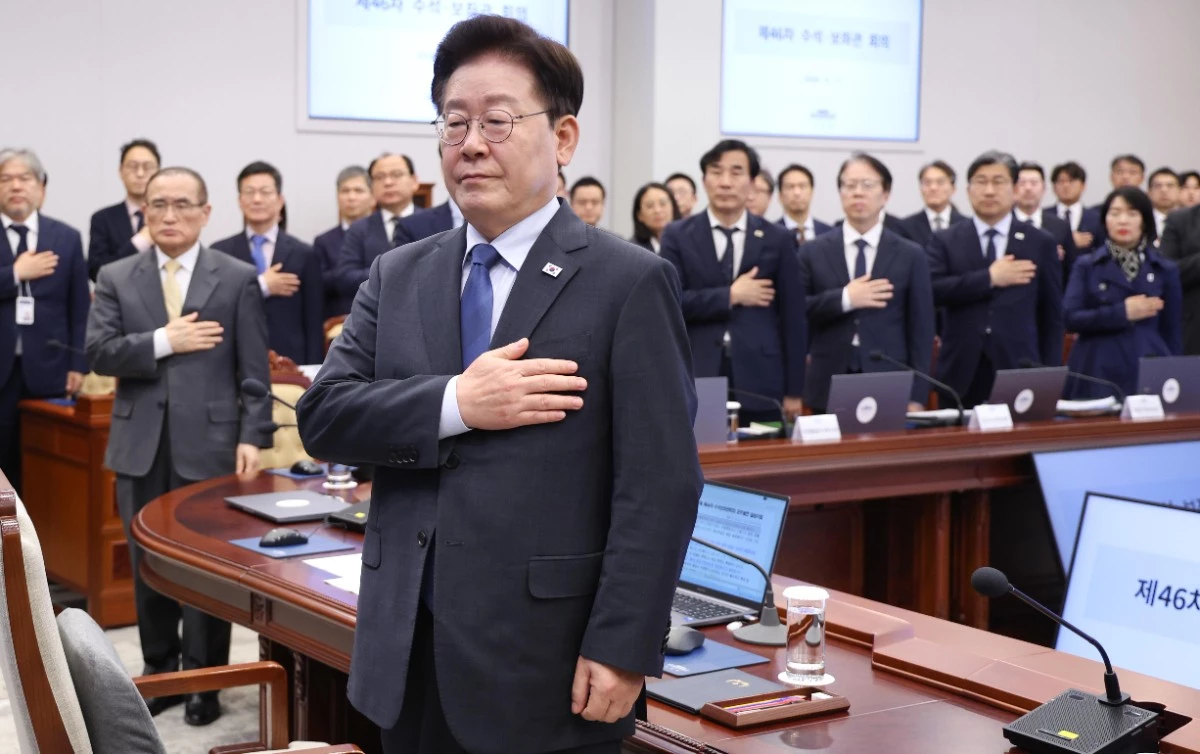 이재명 대통령이 11일 청와대에서 열린 수석보좌관회의에서 국민의례를 하고 있다. / 뉴스1
