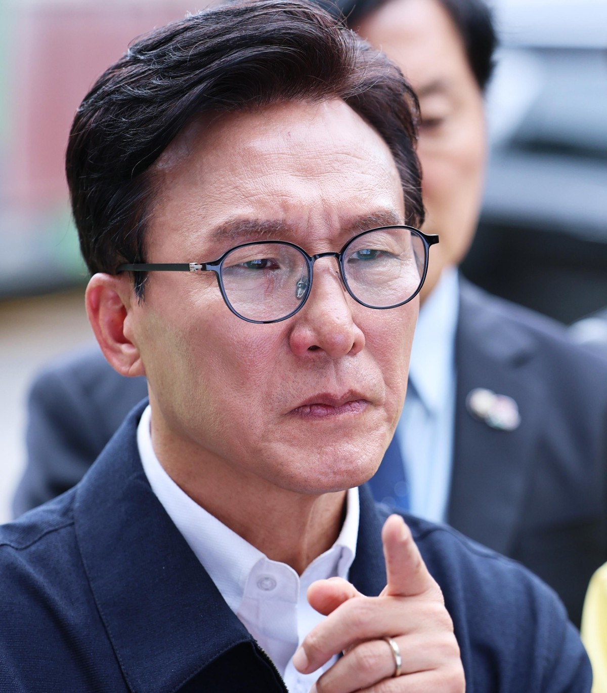 김민석 더불어민주당 대표가 10일 서울 종로구 창신동 쓰레기 적환장을 방문해 생활폐기물 수집·운반 등 환경미화원 업무 현황을 점검하고 있다. / 뉴스1