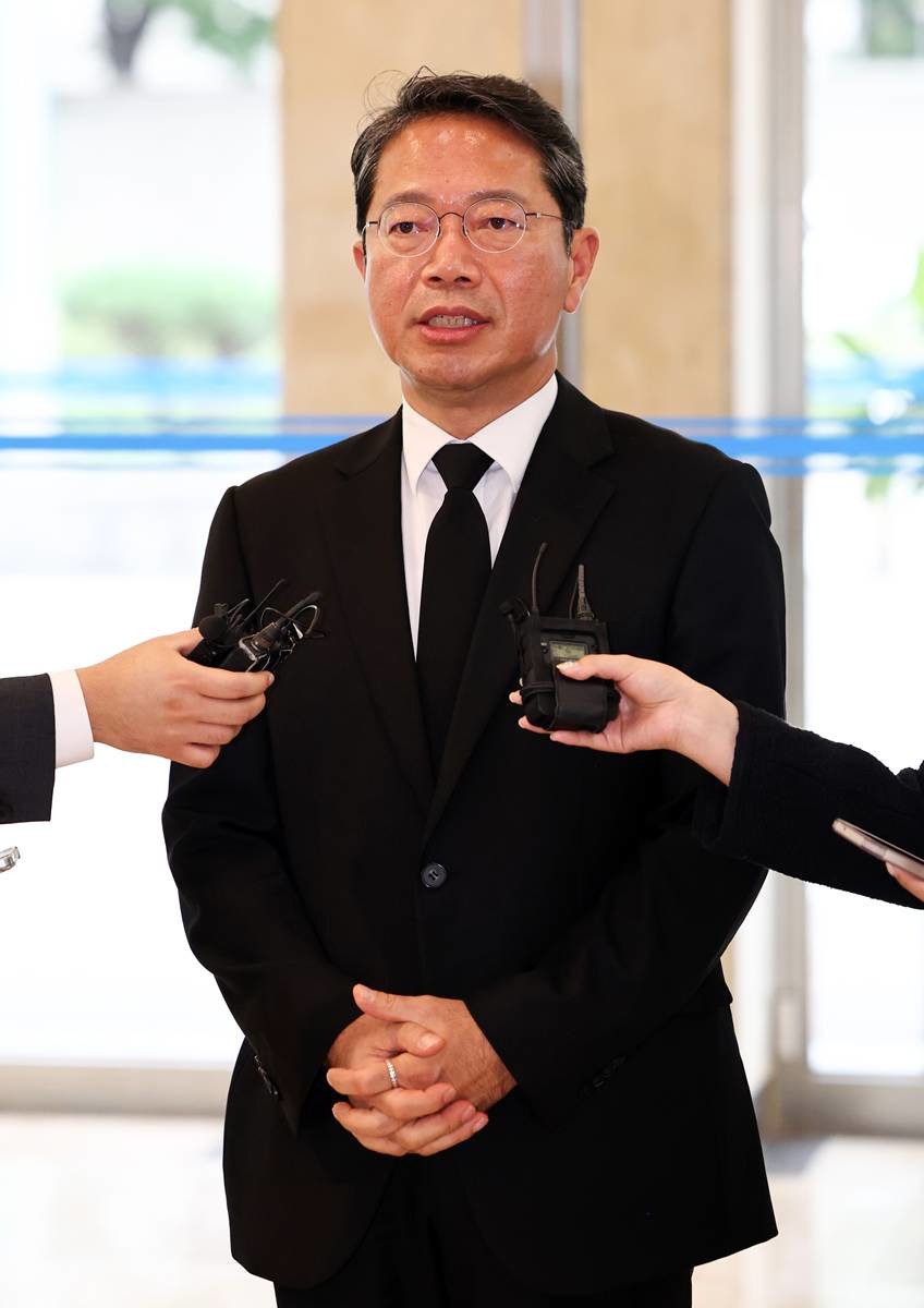 김승원 법무부 장관 후보가 14일 오전 서울 종로구 적선현대빌딩에 마련된 인사청문회 준비 사무실로 출근하며 취재진 앞에서 발언하고 있다 / 뉴스1